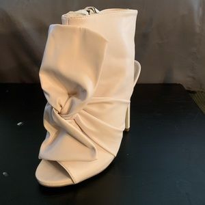 NIB EGGSHELL COLOR HEELS WOMEN’S SIZE 8.5